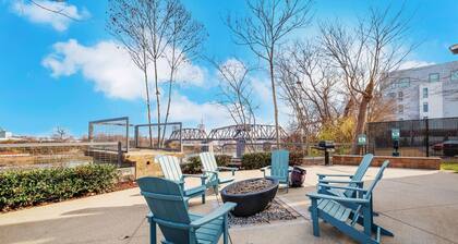 Stylish Downtown Nashville Condo ★ River Views ★ PARKING ★ Close to everything