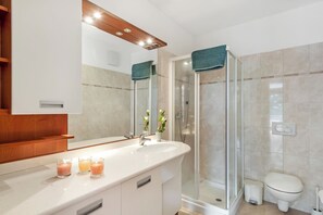 Dusche, Haartrockner, Bidet, Handtücher