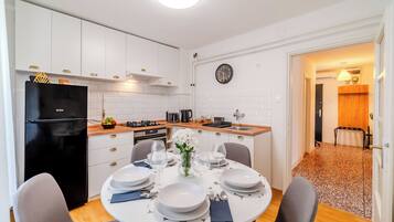 Fridge, oven, stovetop, coffee/tea maker