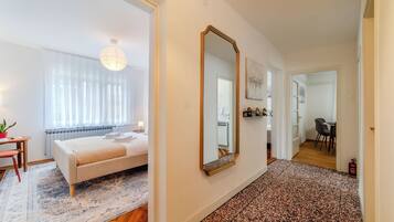 2 slaapkamers, een bureau, een strijkplank/strijkijzer, gratis wifi