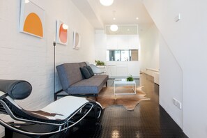 Smart TV - Surry Hills Designer Warehouse Pad - 4.92/5 Airbnb Rating (Parking for $) (Surry Hills)
