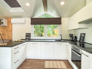 Kühlschrank, Ofen, Geschirrspüler, Kochgeschirr/Geschirr/Besteck