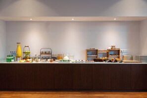 A buffet setup with various food items and beverages. - Palácio Santa Catarina (Angra do Heroismo)