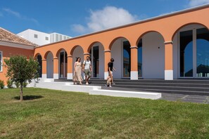 A building with a series of arches and a flat roof. - Palácio Santa Catarina (Angra do Heroismo)