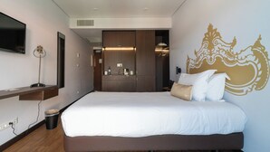 A modern hotel room with a large bed, a flat-screen TV mounted on the wall, a small desk, and a mirror. - Palácio Santa Catarina (Angra do Heroismo)