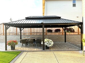 Outdoor dining - Charming house with Hot Tub and Steamer Shower in delightful Dallas (Dallas)
