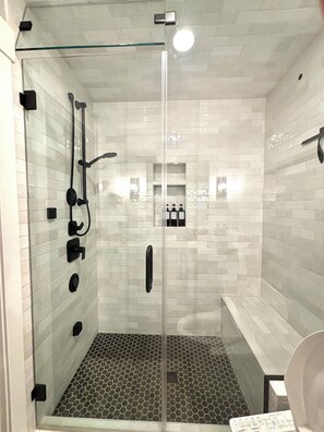Shower, hair dryer, bidet, towels - Charming house with Hot Tub and Steamer Shower in delightful Dallas (Dallas)