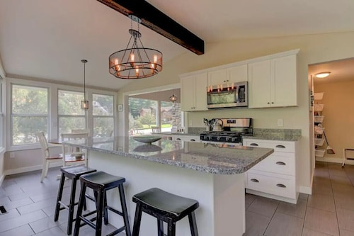 Downtown 4BD: Hot Tub, Firepit