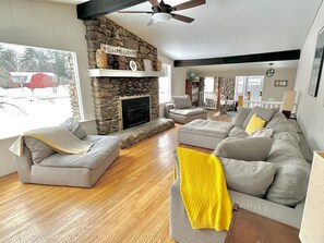 Smart-tv, een open haard en videospelletjes