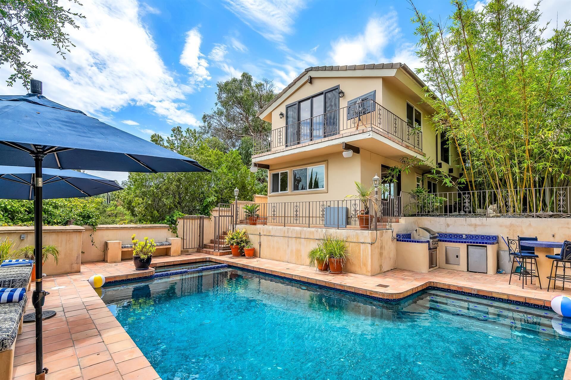Artist Zen Villa, 4-bdrm gated compound, private saline pool and spa with views!