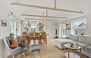 TV, fireplace - Lovely home in Hadsund with kitchen (Hadsund)