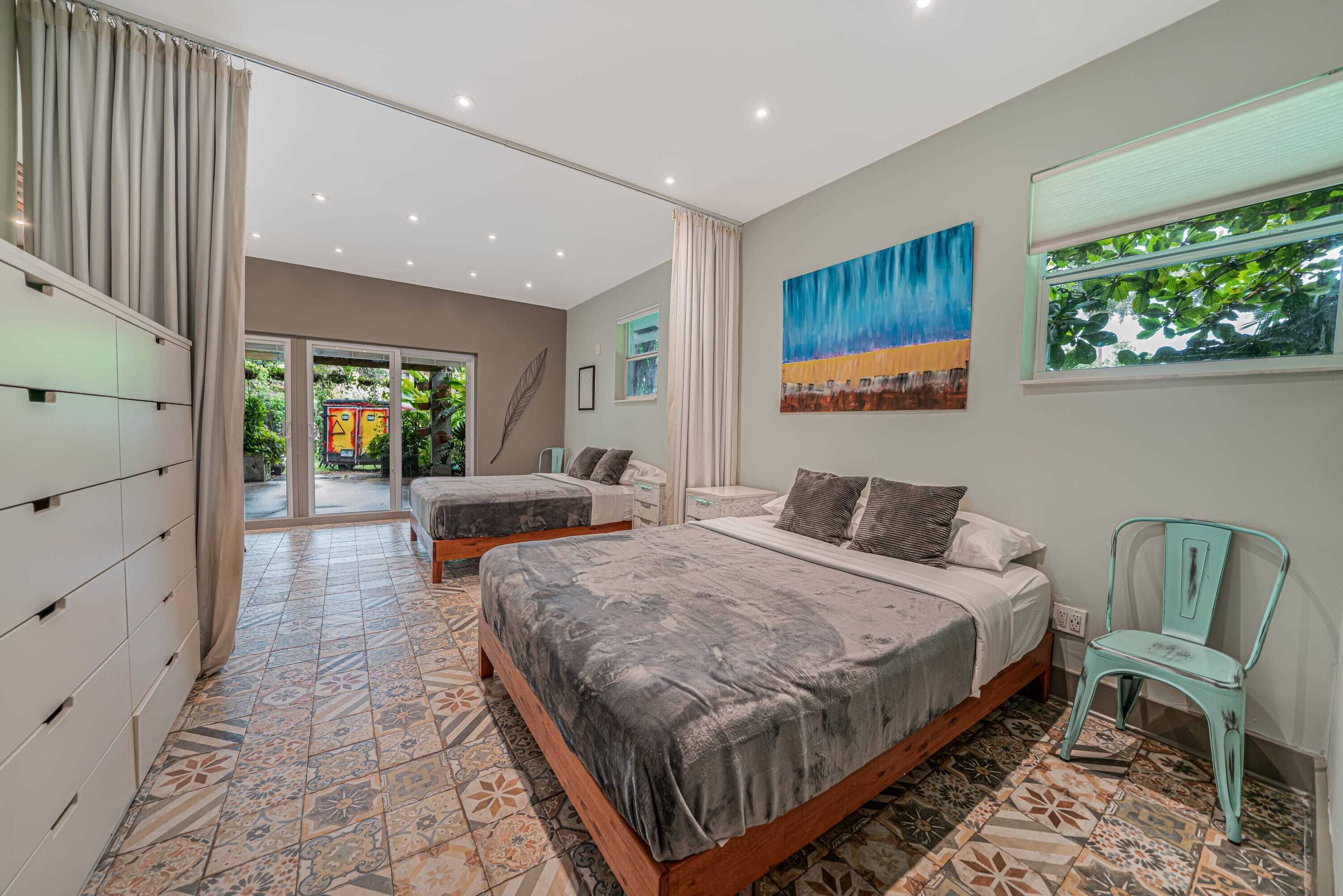 6 bedrooms, desk, iron/ironing board, travel crib