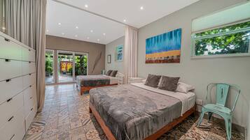 6 soverom, skrivebord, strykejern/-brett og reiseseng for barn