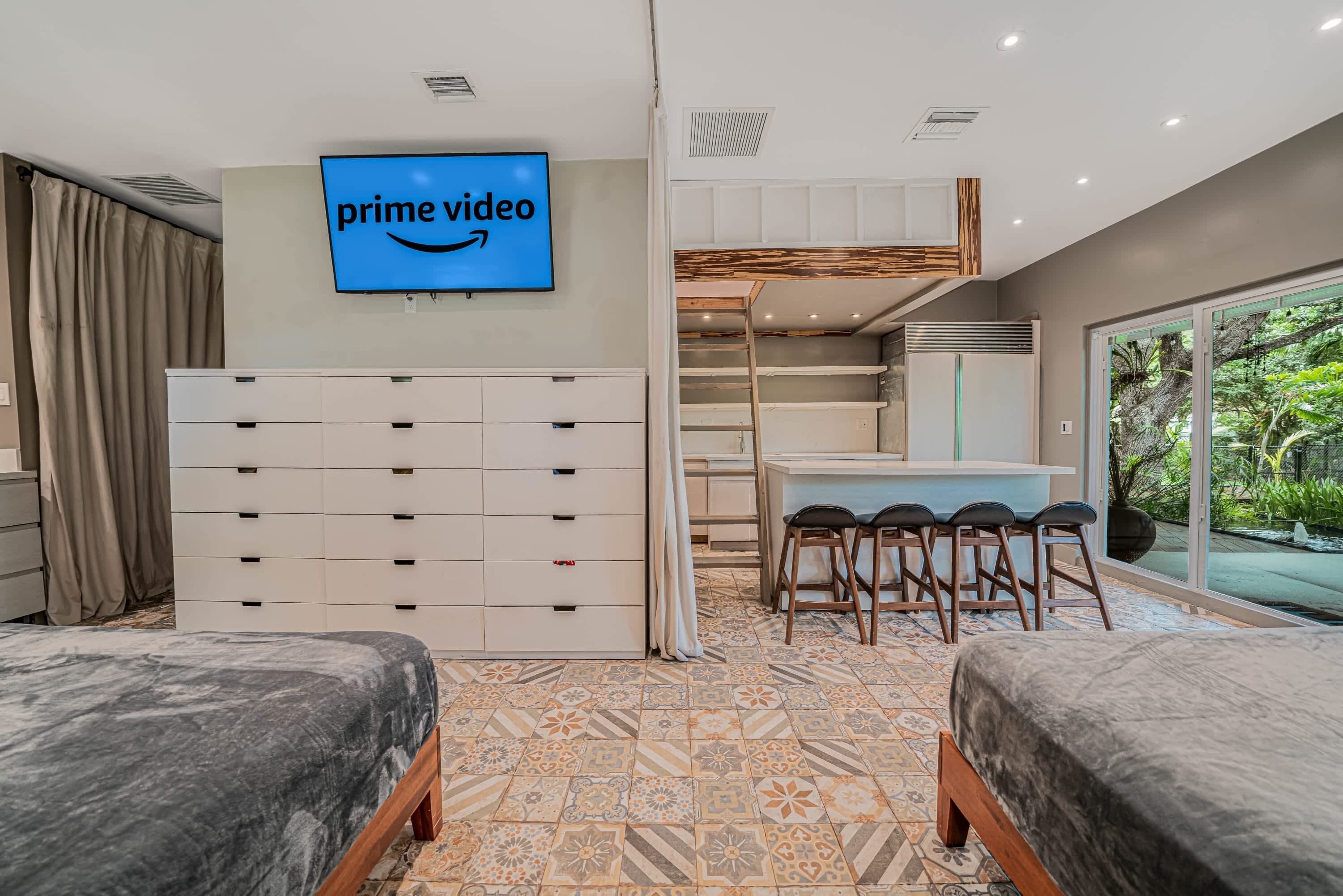 6 bedrooms, desk, iron/ironing board, travel cot