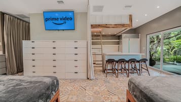 6 bedrooms, desk, iron/ironing board, travel cot