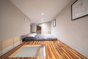 6 bedrooms, desk, iron/ironing board, travel crib