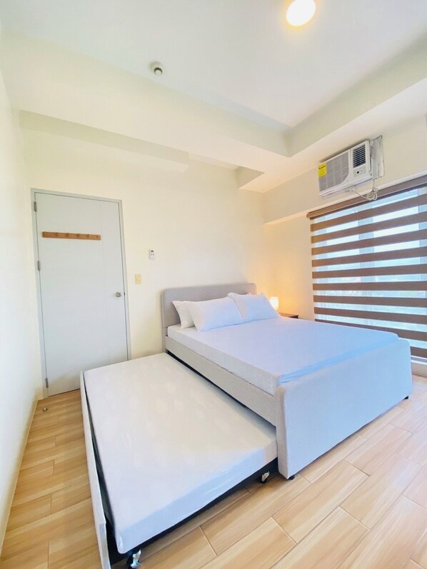 1 dormitorio, tabla de planchar con plancha, wifi y ropa de cama