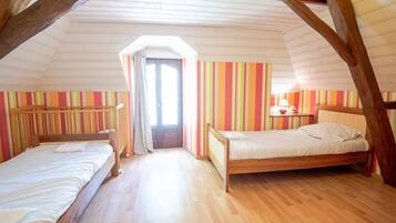 3 bedrooms, iron/ironing board, free WiFi, bed sheets