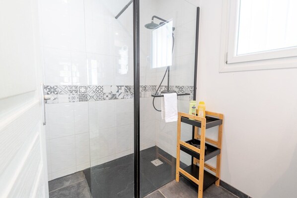 Douche, sèche-cheveux, serviettes fournies