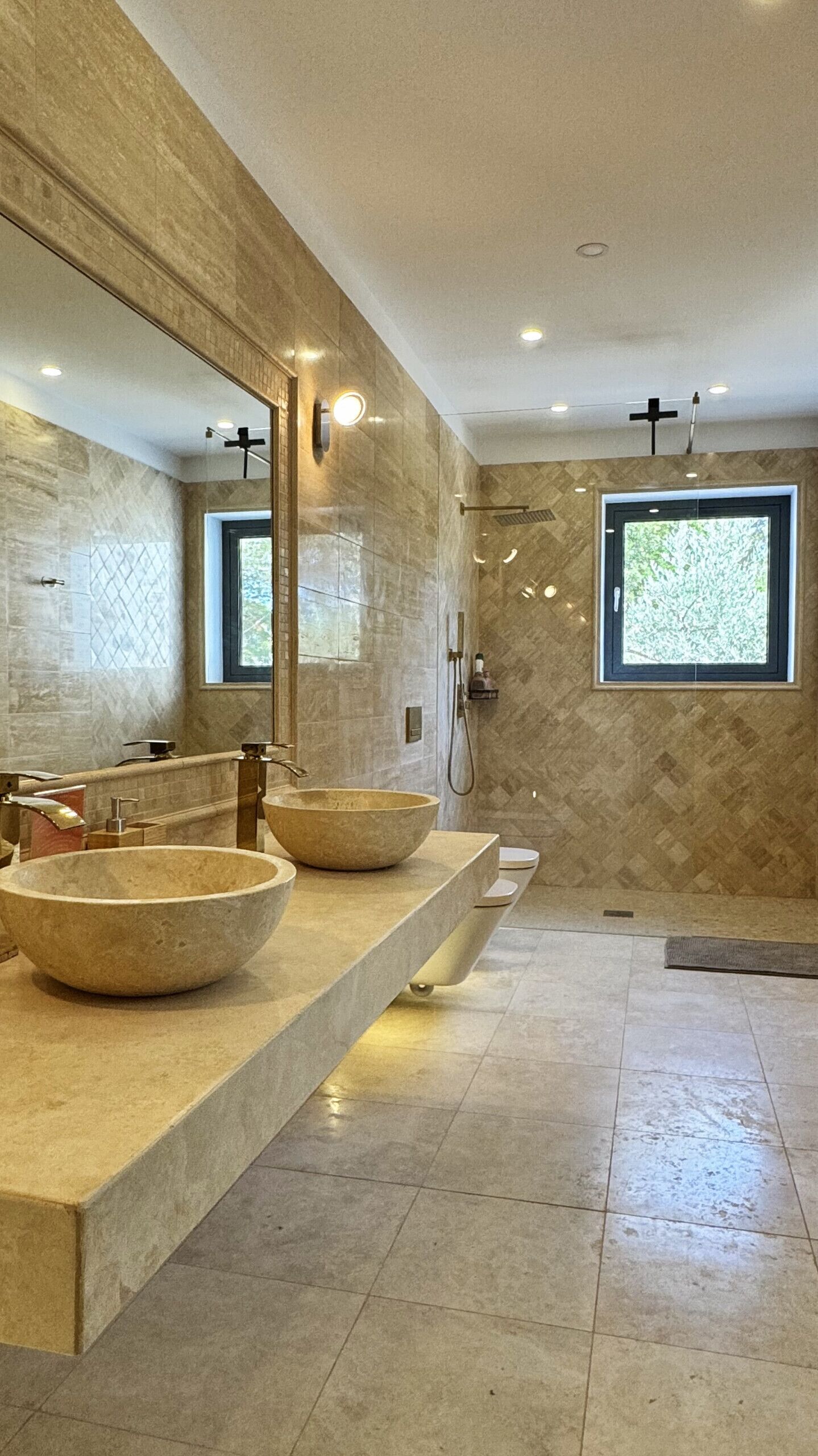 Een douche, een haardroger, handdoeken