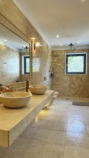 Een douche, een haardroger, handdoeken