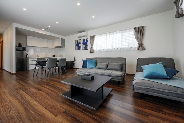 Maison Confort, vue jardin | Coin séjour