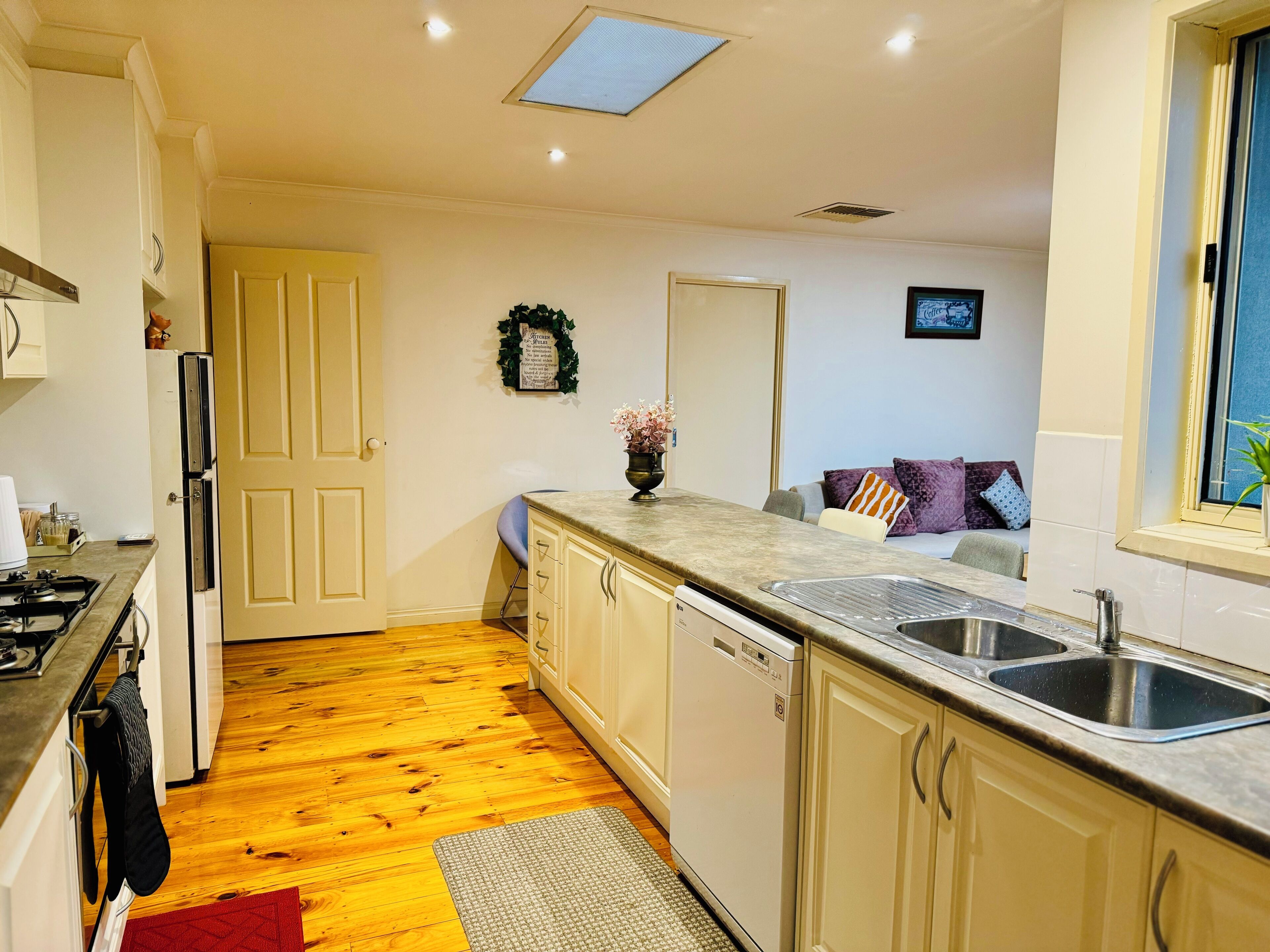 Mikroaaltouuni, uuni, liesi, astianpesukone