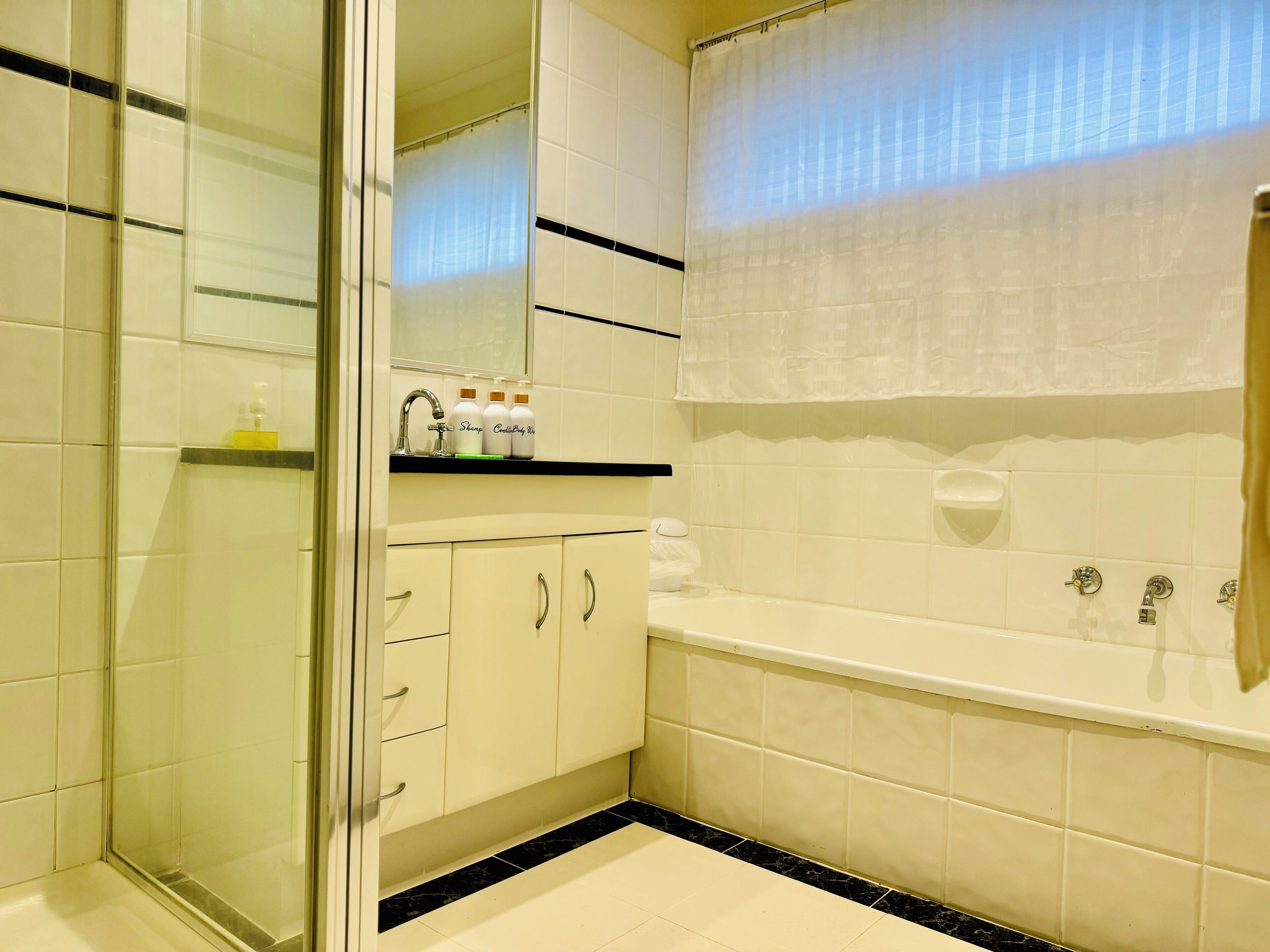 Dusche, Haartrockner, Handtücher, Seife
