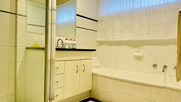 Dusche, Haartrockner, Handtücher, Seife