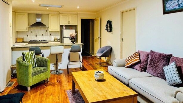 Un appartement moderne comprenant une cuisine, un coin repas et un salon.