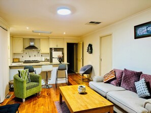 Un appartement moderne comprenant une cuisine, un coin repas et un salon.