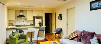 Spacious 4-bedroom house with WiFi and AC in tranquil Craigieburn. 