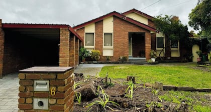 Spacious 4-bedroom house with WiFi and AC in tranquil Craigieburn.
