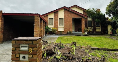 Spacious 4-bedroom house with WiFi and AC in tranquil Craigieburn.