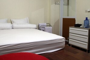 Standard Double Room | Free WiFi - Green Leaf Guest House Jogja by Sinergi (Depok)