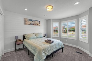 5 Schlafzimmer, Schreibtisch, Bügeleisen/Bügelbrett, Reisekinderbett