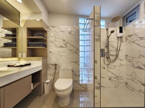 Shower, hair dryer, towels, soap - Nice Decorated townhouse in local neighborhood, 10 minutes walk to BTS (Thunburi)