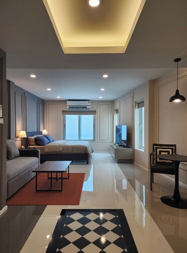 Nice Decorated townhouse in local neighborhood, 10 minutes walk to BTS