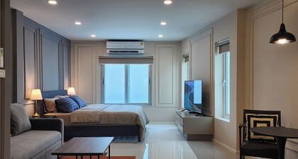 Nice Decorated townhouse in local neighborhood, 10 minutes walk to BTS