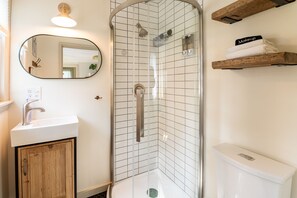 Regadera, secadora de cabello, bidet, toallas 
