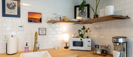 Jääkaappi, mikroaaltouuni, liesi, kahvin-/teenkeitin