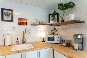 Réfrigérateur, micro-ondes, plaque de cuisson, cafetière/bouilloire