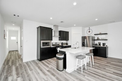 Lakeside 4 Bedroom W/ King Bed Near Downtown