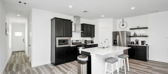 Lakeside 4 Bedroom W/ King Bed Near Downtown