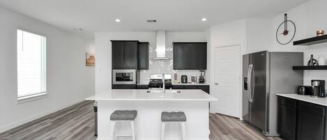 冷蔵庫、電子レンジ、オーブン、コンロ