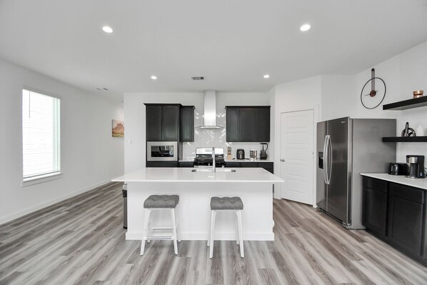 Réfrigérateur, micro-ondes, four, plaque de cuisson