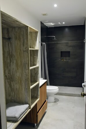 Standard Studio | Bathroom | Shower, towels, soap, toilet paper - MARAZUL-HOME (Playa del Carmen)