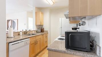 Een koelkast, een magnetron, een oven, een kookplaat