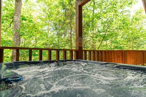 Outdoor spa tub - 10 minutes to PF/Pool/Hot Tub/Fishing/Serene deck (Sevierville)