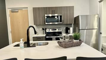 Fridge, microwave, stovetop, dishwasher